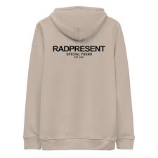 You are currently viewing The Best Essentials Hoodie Looks for Every Season