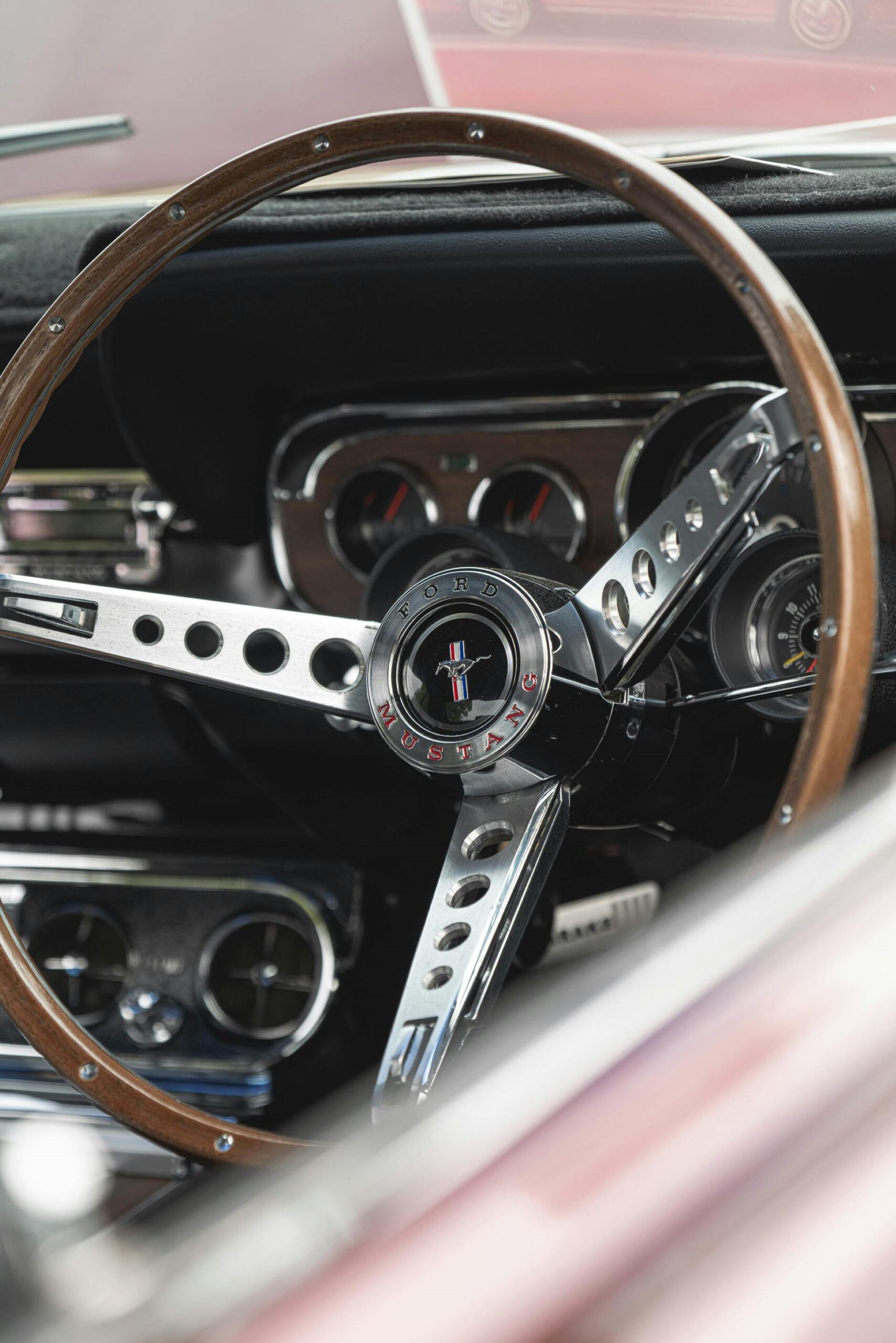 Read more about the article The Allure of the 14-Inch Wood Steering Wheel A Blend of Elegance