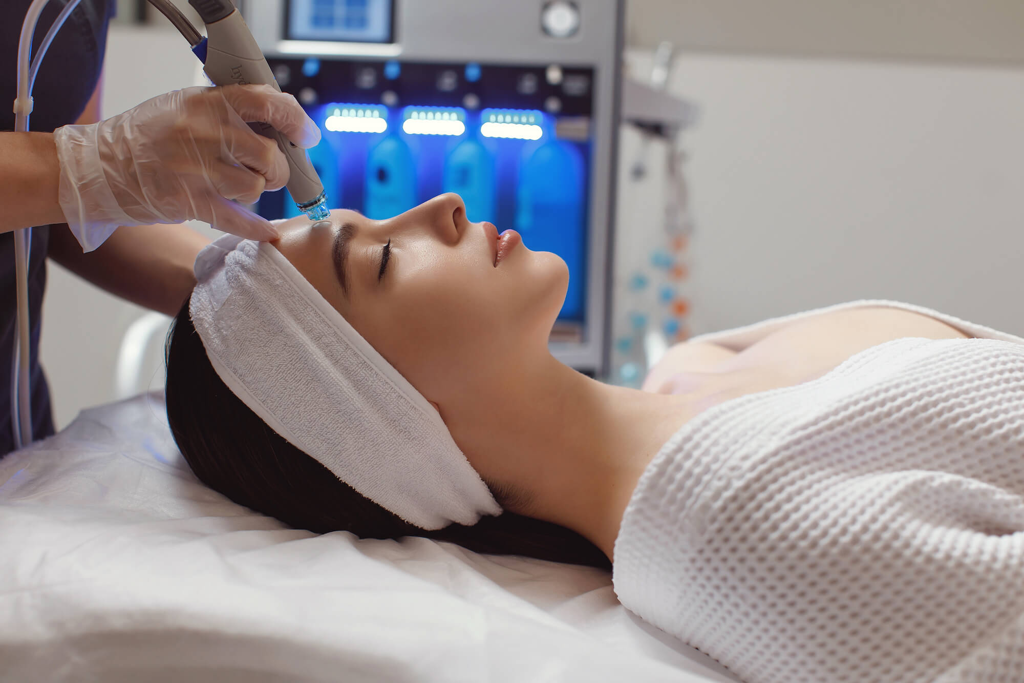 You are currently viewing How HydraFacial Treatment Transforms Skin in Dubai