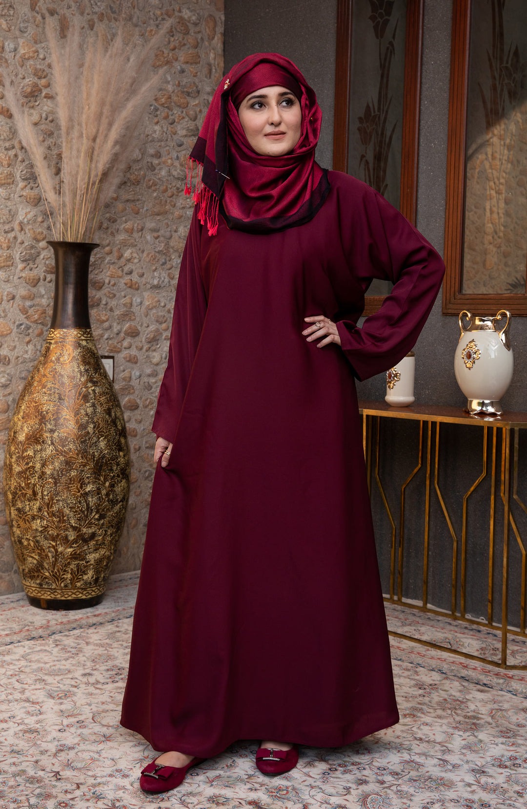 You are currently viewing Elegant and Versatile: A Guide to Styling the Maroon Abaya