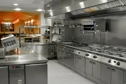 You are currently viewing Restaurant Kitchen Equipment Guide: Essential kitchen Tools