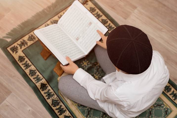 You are currently viewing Achieve Your Goals: Full Online Quran Memorization Program for Adults